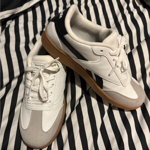 Reebok women/Men's White Black Gum Low-Top Sneakers